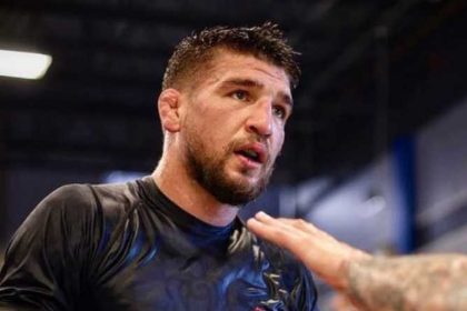 Ярослав Амосов дебютировал в UFC, победив Нила Магни удушающим приёмом «анаконда» в первом раунде на турнире UFC Vegas 112.