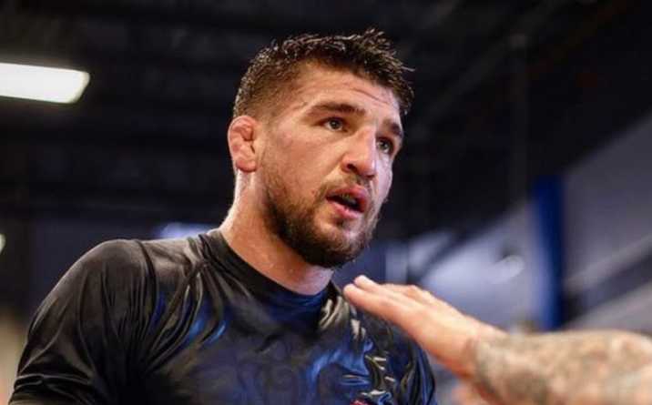 Ярослав Амосов дебютировал в UFC, победив Нила Магни удушающим приёмом «анаконда» в первом раунде на турнире UFC Vegas 112.