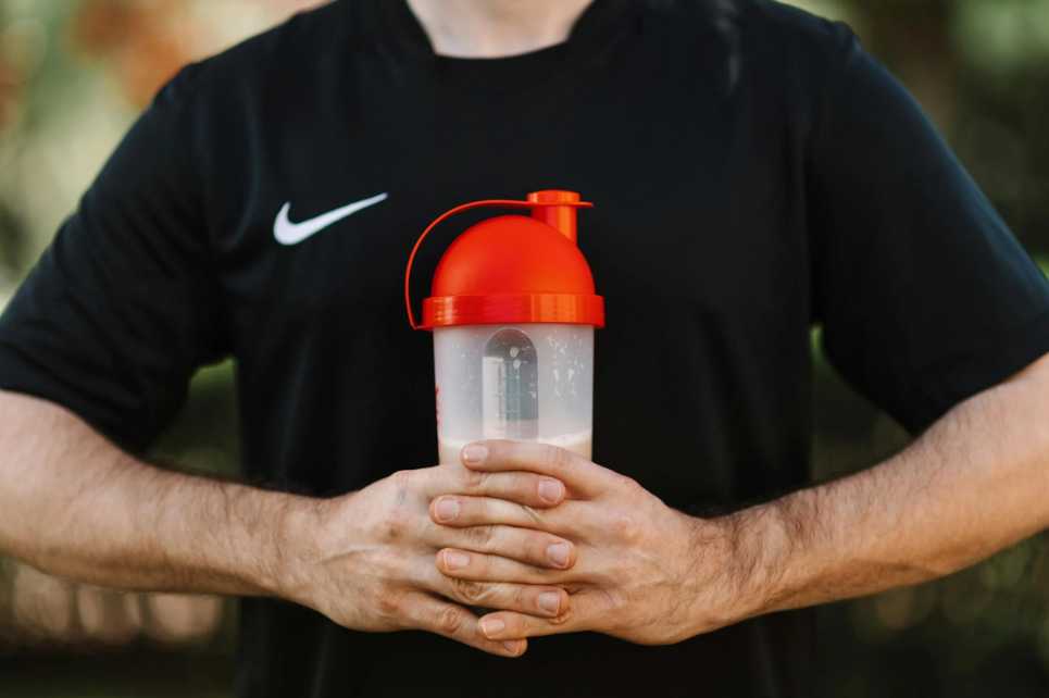 Прозрачный протеин (clear protein) — быстрый и легкий белок с низкой калорийностью. Узнайте отличия от классического и преимущества для спорта и диеты.