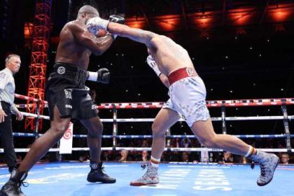 Александр Усик получил награду WBC за лучший нокаут 2025 года за бой против Даниэля Дюбуа, в котором украинец завоевал чемпионский пояс IBF.