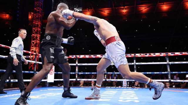 Александр Усик получил награду WBC за лучший нокаут 2025 года за бой против Даниэля Дюбуа, в котором украинец завоевал чемпионский пояс IBF.