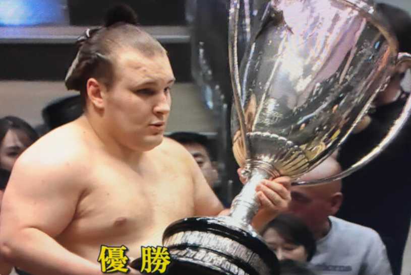 Аонишики Арата выиграл Кубок императора Hatsu Basho, обеспечив второй юшо подряд; украинский сумотори вышел на путь к титулу первого европейского йокодзуны.