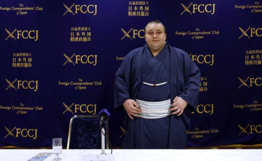 Украинский сумоист Данило Явгусишин возглавил турнирную таблицу Hatsu Basho после 12 поединков, одержав десятую победу на турнире.