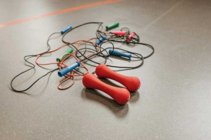 Узнайте, как увеличить скорость прыжков на скакалке с помощью эффективных методов, упражнений и правильной техники тренировок.