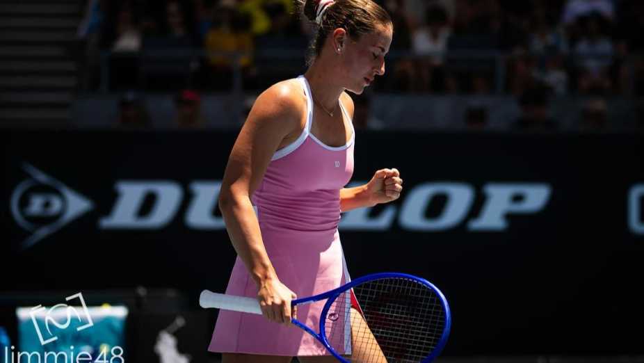 Марта Костюк проиграла Эльзе Жакемо в первом круге Australian Open, матч завершился со счетом 6:7, 7:6, 7:6 и длился 3 часа 26 минут.