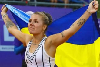 Александра Олейникова победила Вивиан Вольфф на турнире WTA 500 в Сингапуре и вышла в 1/8 финала, где сыграет с Майей Хвалиньской.