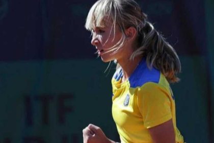 14-летняя София Белинская вышла в третий раунд юниорского Australian Open, победив румынку Бурческу со счетом 6:0, 6:4.