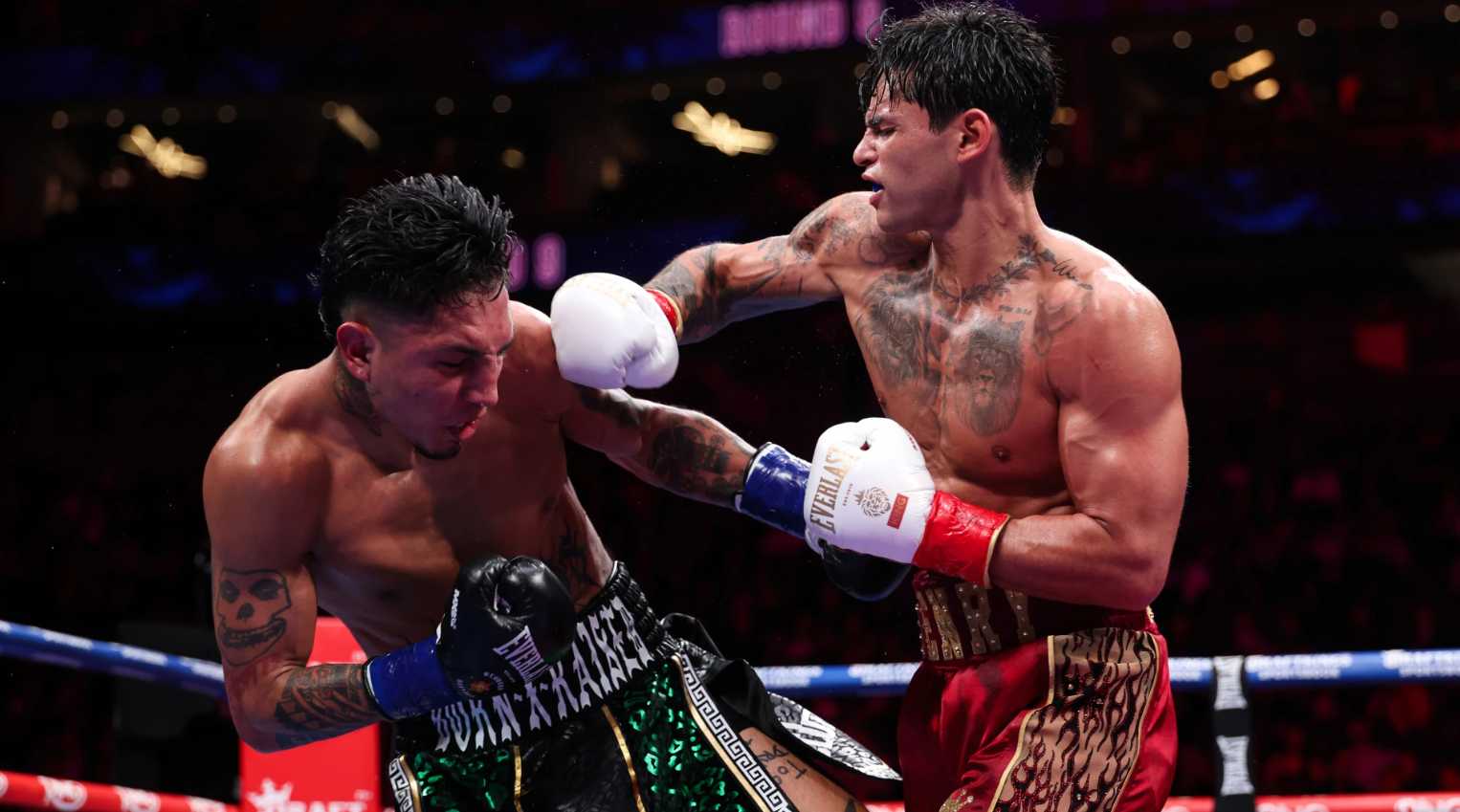 Райан Гарсия победил Марио Барриоса и стал новым чемпионом мира WBC в полусреднем весе, одержав 25-ю победу в карьере.