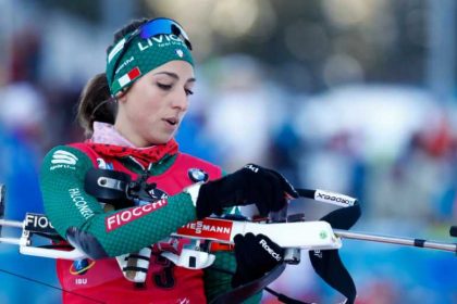 Лиза Виттози завоевала первую золотую медаль Олимпийских игр 2026 в женской гонке преследования. Серебро у Киркёйде, бронза — у Минккинен.