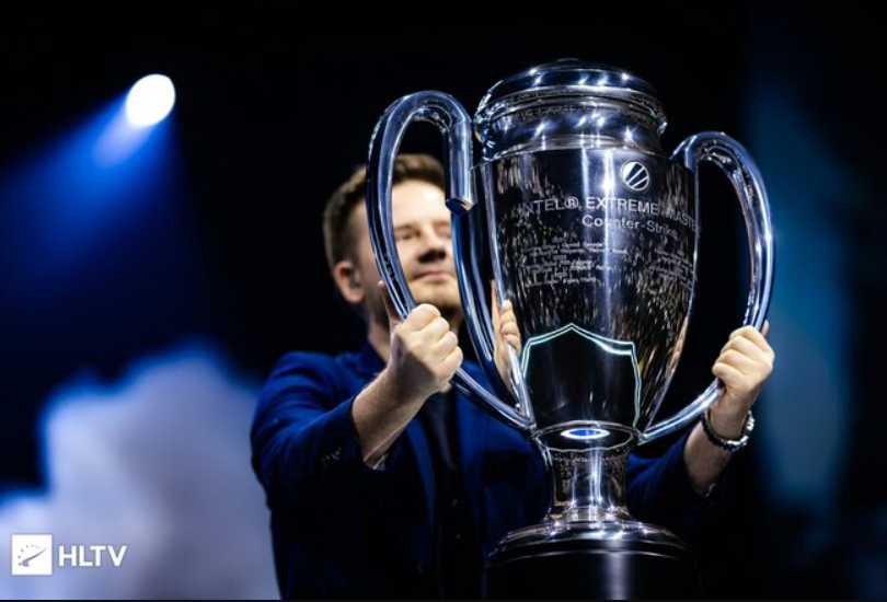 Питер «dupreeh» Расмуссен вынес трофей IEM Krakow на сцену, вызвав волну эмоций, вспомнив трагедию с отцом и прошлый триумф на мейджоре.