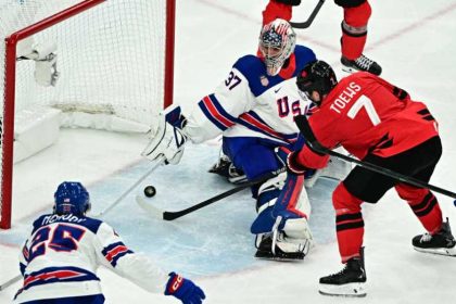 Сборная США по хоккею выиграла золото Олимпиады 2026, победив Канаду в финале 2:1 в овертайме. Решающий гол забил Джек Хьюз.