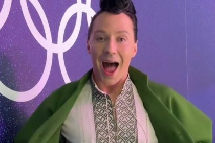 Американский фигурист Джонни Вейр поддержал Украину на Олимпиаде-2026, появившись в традиционной вышиванке в Милане и опубликовав видео в Instagram.