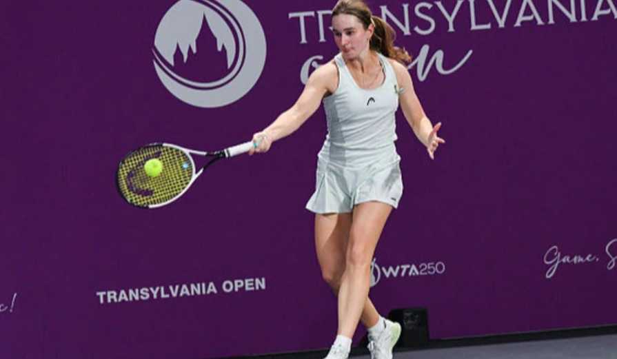 Дарья Снигур вышла в полуфинал турнира WTA 125 в Оейраше, разгромив вторую сеяную Синью Краус со счетом 6:1, 6:0 за 56 минут.