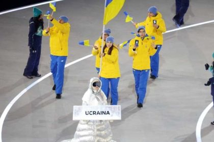 Россиянка Анастасия Кучерова, проживающая в Милане, несла табличку сборной Украины на церемонии открытия Олимпийских игр 2026 года.