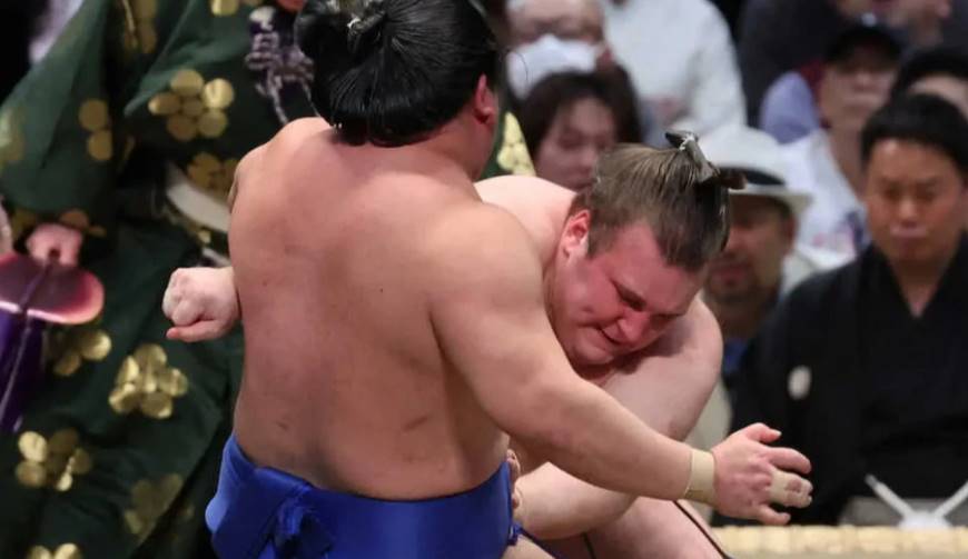 Украинцы Аонисики и Сиси победили в пятый день Haru Basho 2026 в Осаке. Явгусишин одолел Фудзинокаву, Соколовский — Токихаяте.