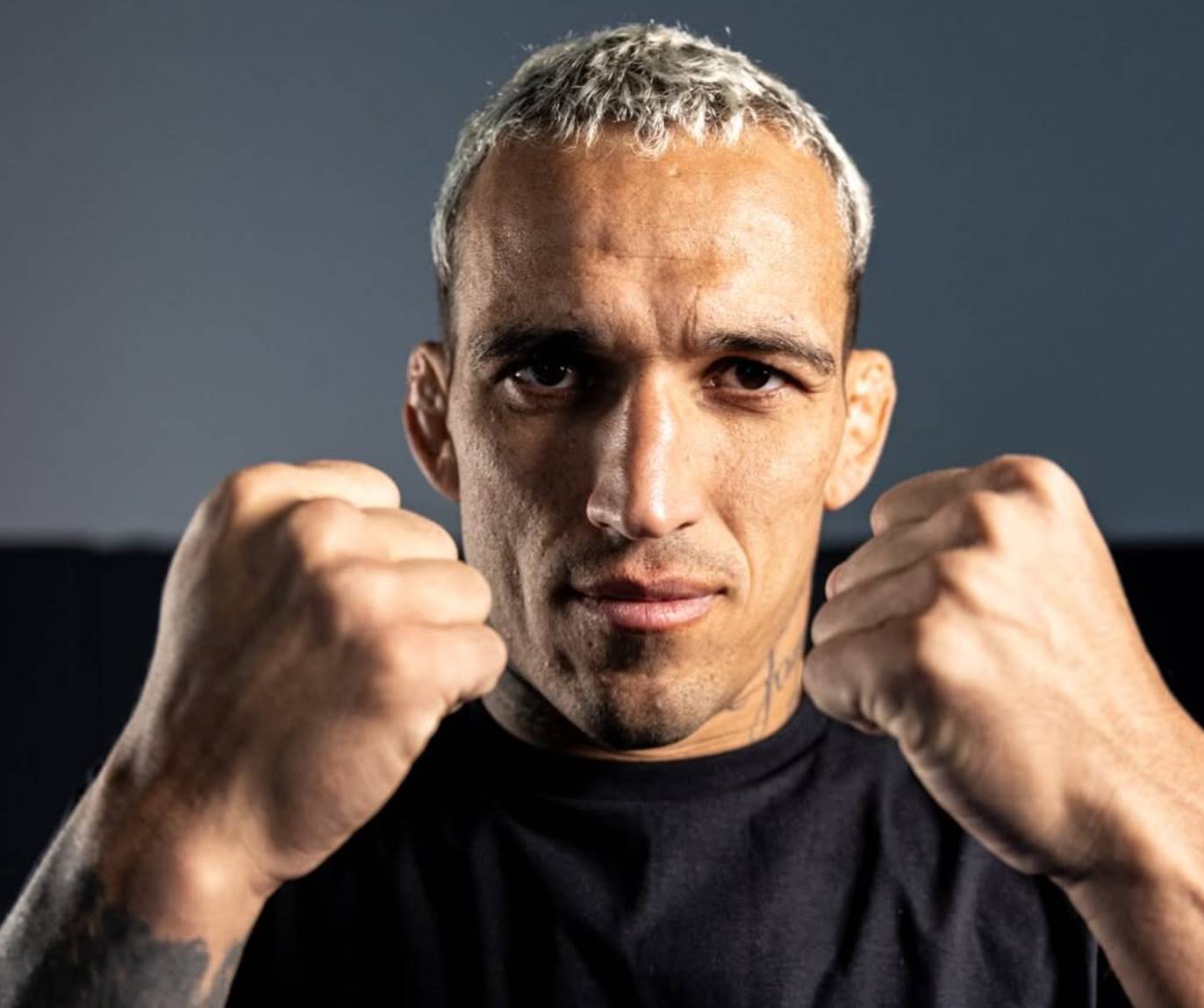Чарльз Оливейра уверенно победил Макса Холлоуэя на UFC 326 в Лас-Вегасе и завоевал титул BMF, выиграв бой единогласным решением судей.