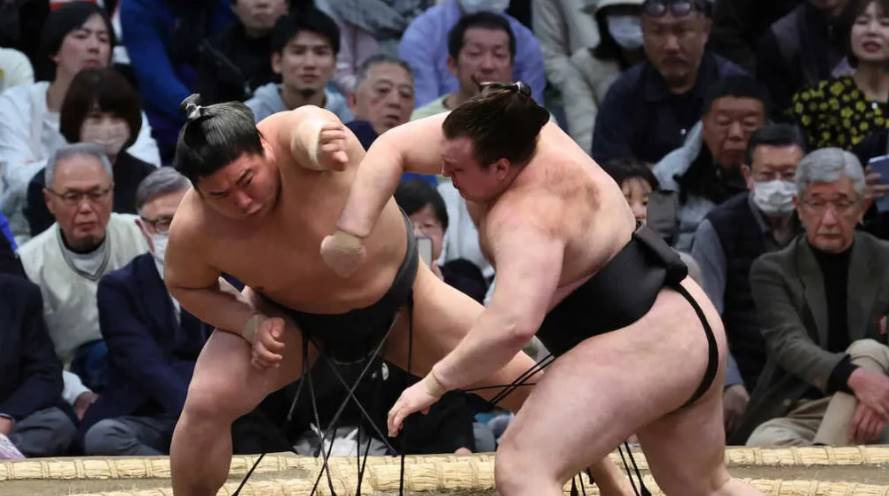 Украинцы Аонишики и Шиши начали Haru Basho 2026 с побед, а главной сенсацией первого дня стало поражение ёкодзуны Оносато в Осаке.