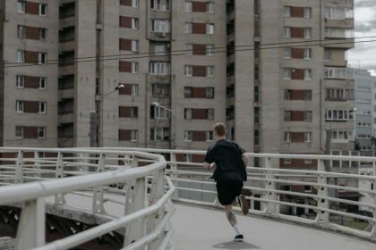 Как правильно бегать без травм: техника бега, дыхание и оптимальная частота шагов. Советы экспертов и таблицы для эффективных тренировок.
