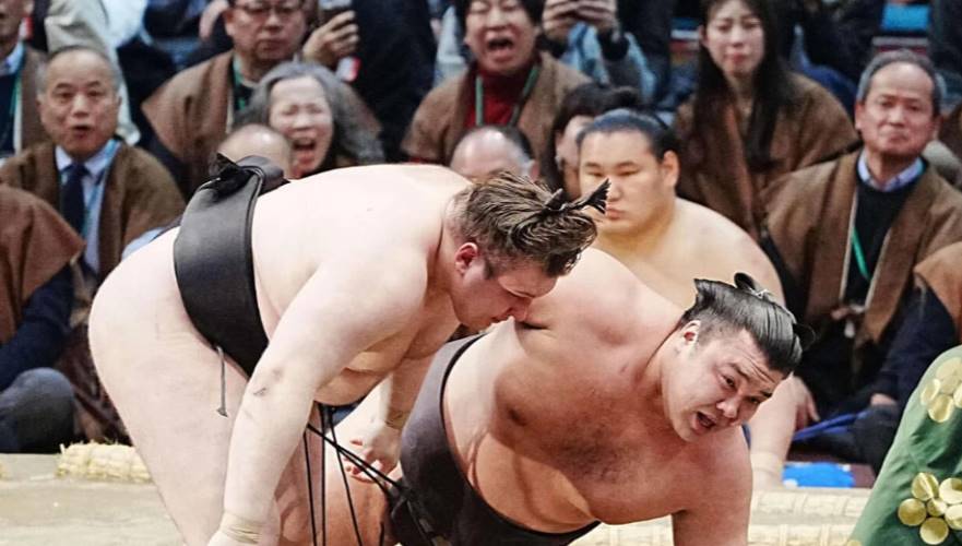 Аонишики победил досрочного чемпиона Haru Basho 2026 Кирисиму в 14-й день турнира, а Шиши уступил Котоэйхо. Судьба титула решилась после поражений преследователей.