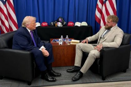 Трамп после митинга в Кентукки станцевал с Джейком Полом за кулисами. Видео с коротким танцем и рукопожатием быстро разошлось по соцсетям.
