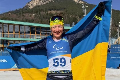 Украинской парабиатлонистке Александре Кононовой сделали замечание на Паралимпиаде-2026 из-за сережек с надписью Stop War после спринта.