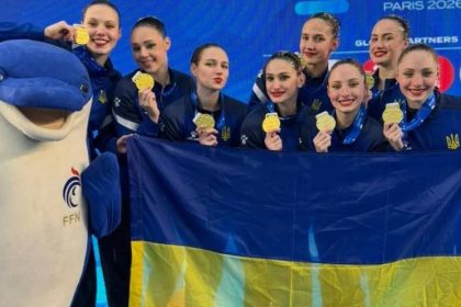 Сборная Украины по артистическому плаванию выиграла золото этапа Кубка мира в Париже, победив в акробатической группе и опередив Италию и Израиль.