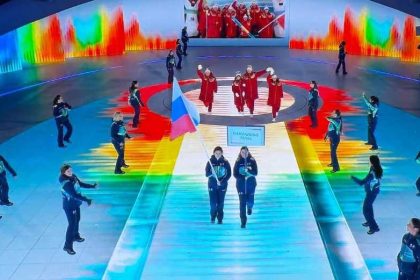 Российскую делегацию встретили свистом на открытии Паралимпиады-2026 в Вероне. Украина бойкотировала церемонию, но ее флаг вынесли волонтеры.