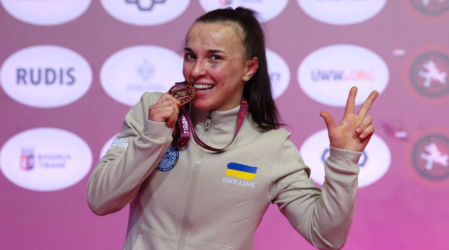Украина выиграла женский командный зачет Евро-2026 по борьбе в десятый раз, завоевав в Тиране восемь медалей: шесть золотых, серебро и бронзу.