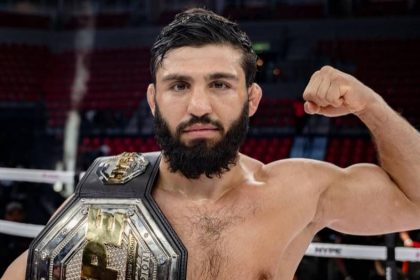 Бойца UFC Армана Царукяна и его команду сняли с рейса перед турниром RAF в США из-за нарушения правил безопасности на борту.