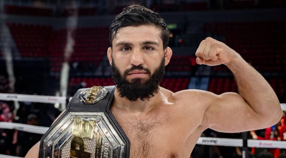 Бойца UFC Армана Царукяна и его команду сняли с рейса перед турниром RAF в США из-за нарушения правил безопасности на борту.