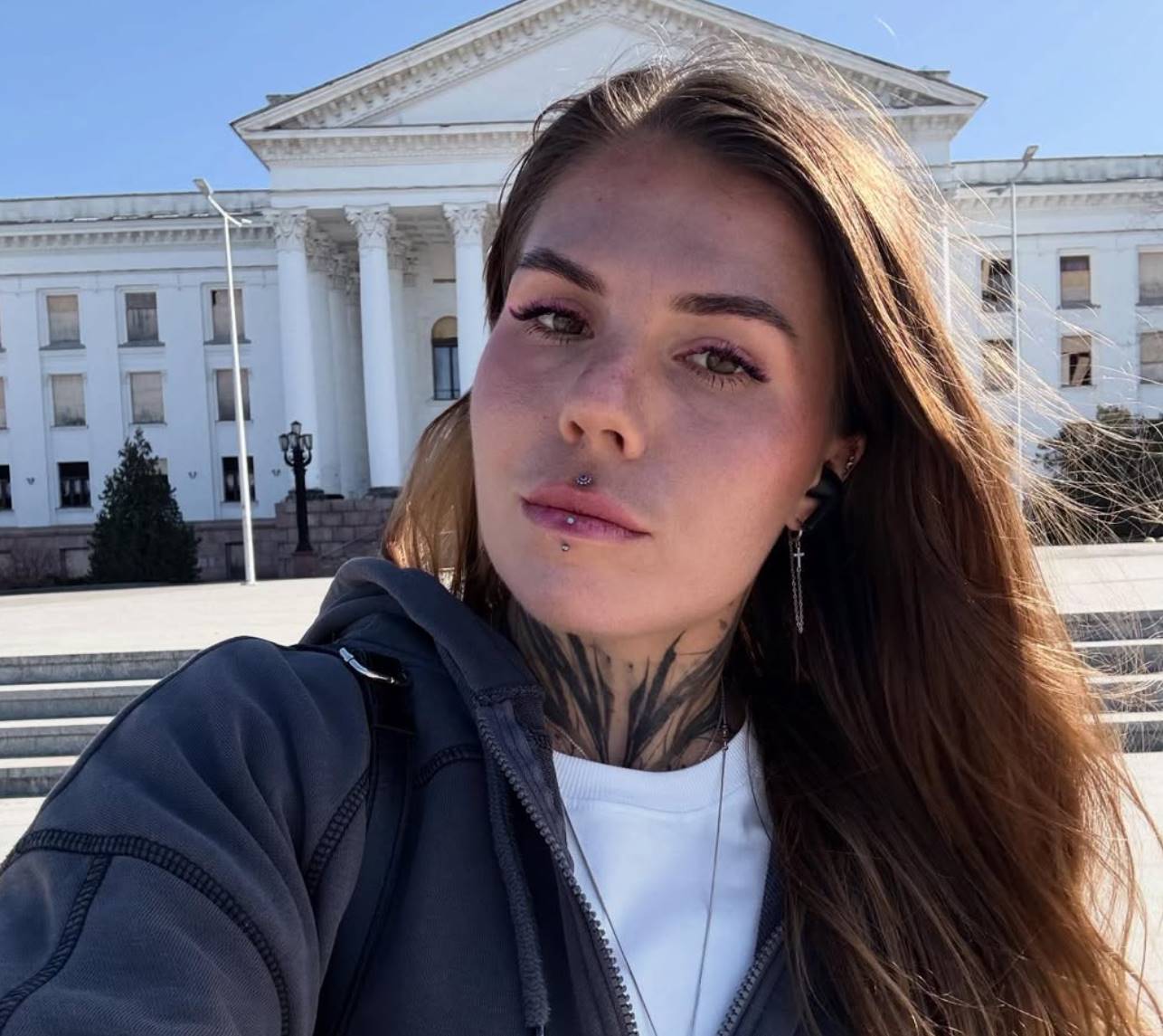 WTA потребовала от Александры Олейниковой снять военный патч Полка Калиновского на «Ролан Гаррос-2026». Теннисистка заявила, что символ остается с ней.