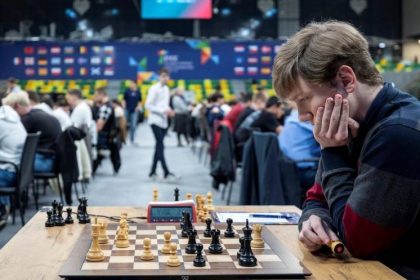 Украинец Роман Дегтярев сенсационно выиграл чемпионат Европы по шахматам, набрав 9 из 11 очков и опередив ближайших преследователей.