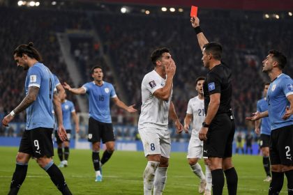 FIFA изменила правила перед ЧМ-2026: игроков будут удалять за закрывание рта во время споров и уход с поля в знак протеста против судейских решений.