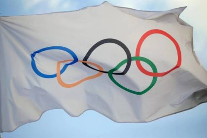МОК отменил рекомендации по ограничению участия белорусских спортсменов в международных турнирах, но сохранил меры против российских команд.