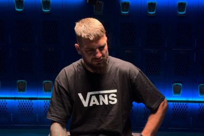 Ярослав Амосов победил Хоэля Альвареса в UFC удушающим приемом во втором раунде и одержал 30-ю победу в карьере MMA.