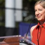 Крис Эверт сообщила о возвращении рака яичников: легенда тенниса перенесла операцию, начнет химиотерапию и пропустит Уимблдон. Читайте детали.