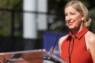Крис Эверт сообщила о возвращении рака яичников: легенда тенниса перенесла операцию, начнет химиотерапию и пропустит Уимблдон. Читайте детали.