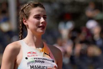 Ярослава Магучих выиграла этап в Загребе с результатом 1,97 м: как прошли прыжки украинок, кто вошел в призеры и что сказала спортсменка после победы.