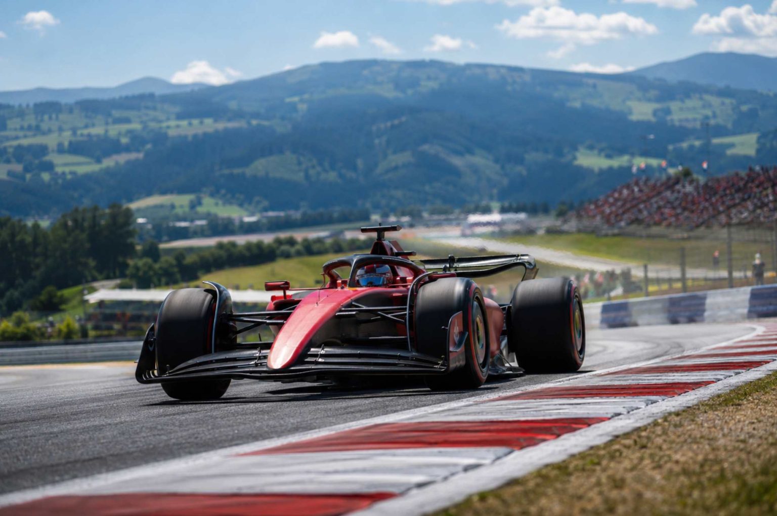 Гран-при Австрии F1 2026: расписание этапа, особенности Red Bull Ring, жара, Heat Hazard и прогноз стратегии. Узнайте детали уик-энда, шин, трассы и борьбы команд.