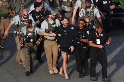 Шона Стрикленда вывели с фан-феста UFC Freedom 250 у Белого дома после появления на ринге. Ареста бойца не было, видео разошлось по соцсетям.
