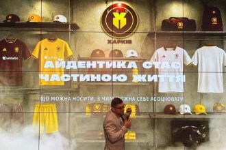 ФК «Харьков» представил новую форму Adidas на сезон-2026/27. Команда получит три комплекта экипировки: багряный, золотой и белый.