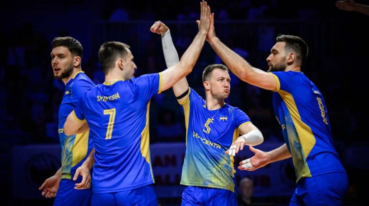 Сборная Украины поднялась на 12-е место в рейтинге FIVB после побед над Бразилией, Италией и Канадой в Лиге наций-2026. Узнайте детали.