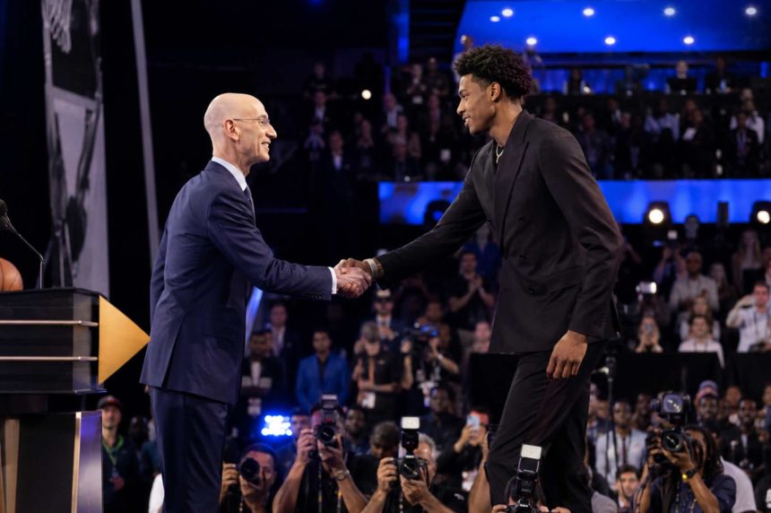 Узнайте, как работает драфт NBA, зачем нужна лотерея и почему клубы выбирают новичков по очереди. Простое объяснение правил и стратегий.