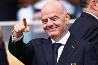 Джанни Инфантино сохранил пост главы ФИФА после кризисного заседания в Рабате. Что решили по проекту FFE и проверке — читайте детали.