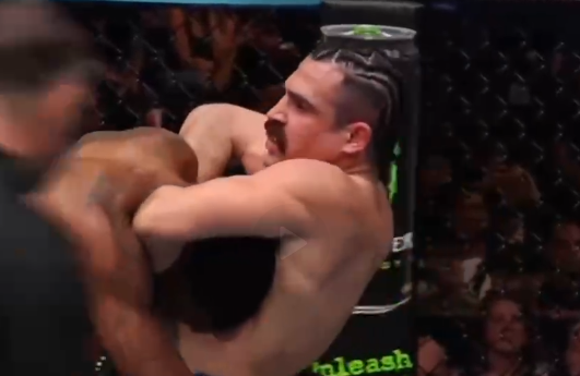 Бывший заместитель шерифа Луис Эрнандес дебютировал в UFC и задушил Седрика Дюма всего за 57 секунд на турнире в Лас-Вегасе.
