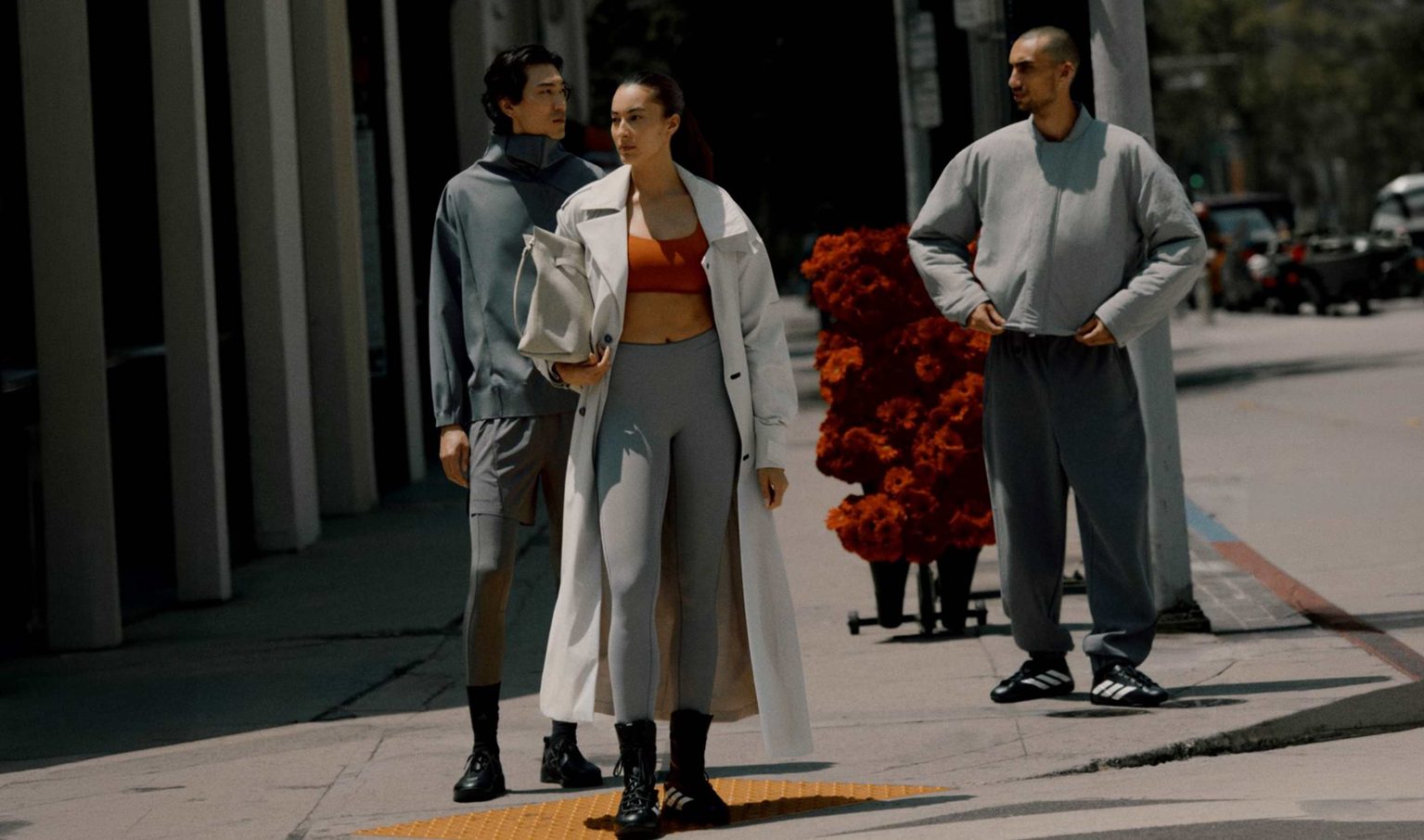 adidas и Entire Studios 29 сентября выпустили коллекцию FW26 из 26 моделей. В линейке — тренч, бомбер, брюки, кроссовки и обувь Feroza.