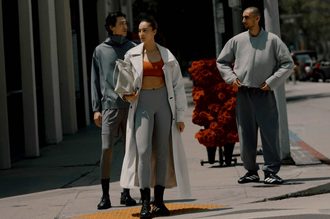 adidas и Entire Studios 29 сентября выпустили коллекцию FW26 из 26 моделей. В линейке — тренч, бомбер, брюки, кроссовки и обувь Feroza.