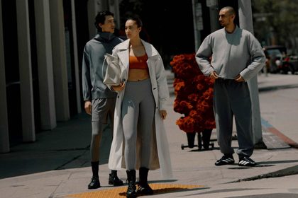 adidas и Entire Studios 29 сентября выпустили коллекцию FW26 из 26 моделей. В линейке — тренч, бомбер, брюки, кроссовки и обувь Feroza.