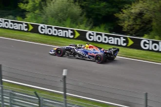 Болид Макса Ферстаппена Red Bull RB22 на трассе, архивное фото 2026 года
