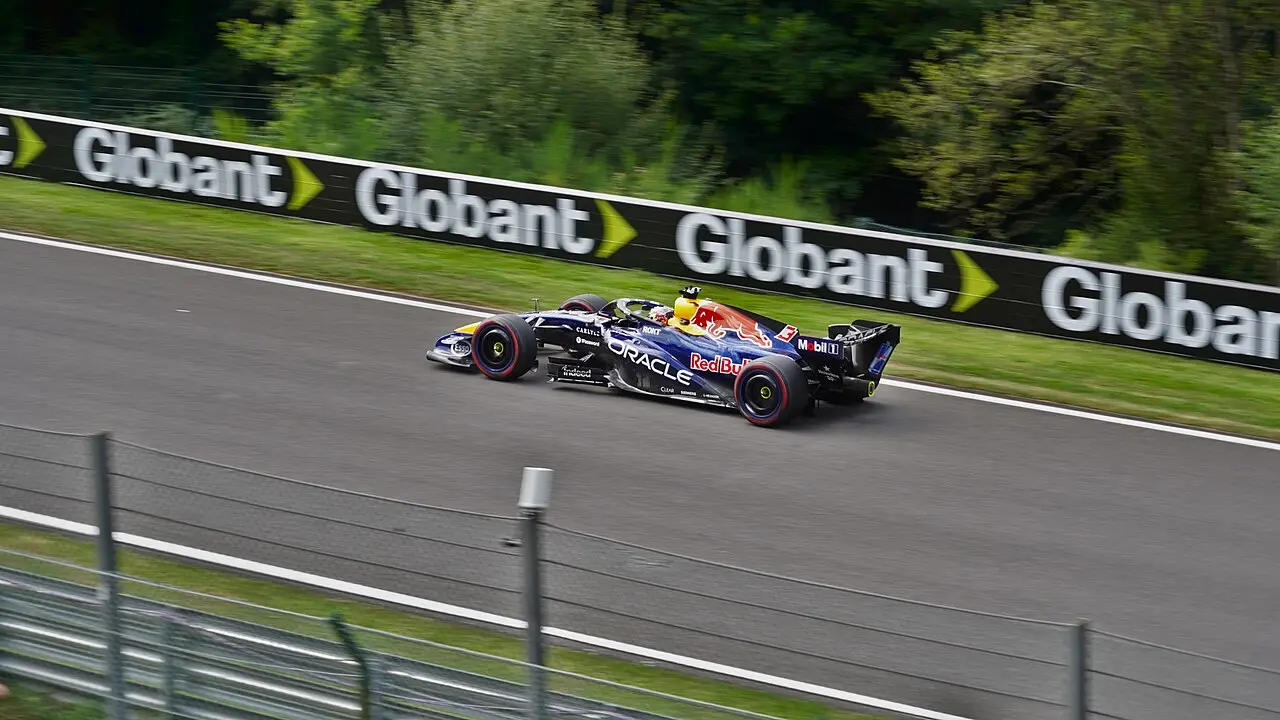 Болид Макса Ферстаппена Red Bull RB22 на трассе, архивное фото 2026 года
